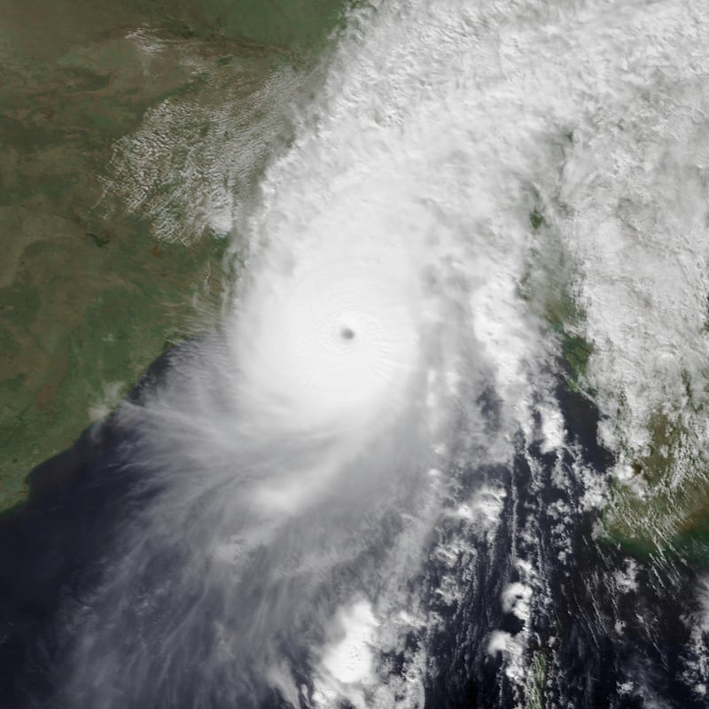 Cyclone Sidr hits Bangladesh, killing an estimated 5,000 people and destroying p