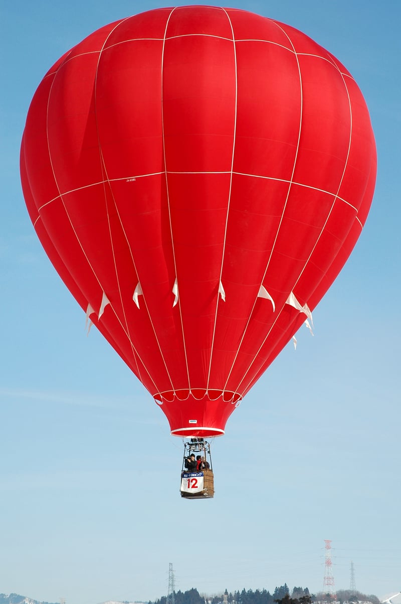 A hot air balloon catches fire mid-flight and crashes in Praia Grande, Santa Cat