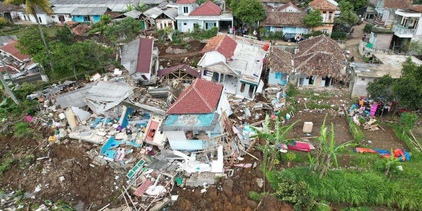 A magnitude 5.6 earthquake on the Indonesian island of Java kills between 335 an