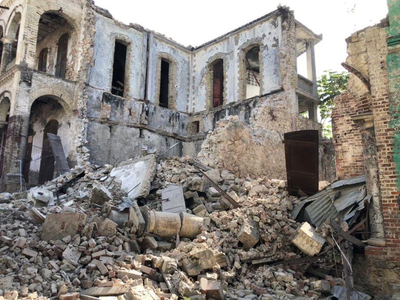 A magnitude 7.2 earthquake strikes southwestern Haiti, killing at least 2,248 pe