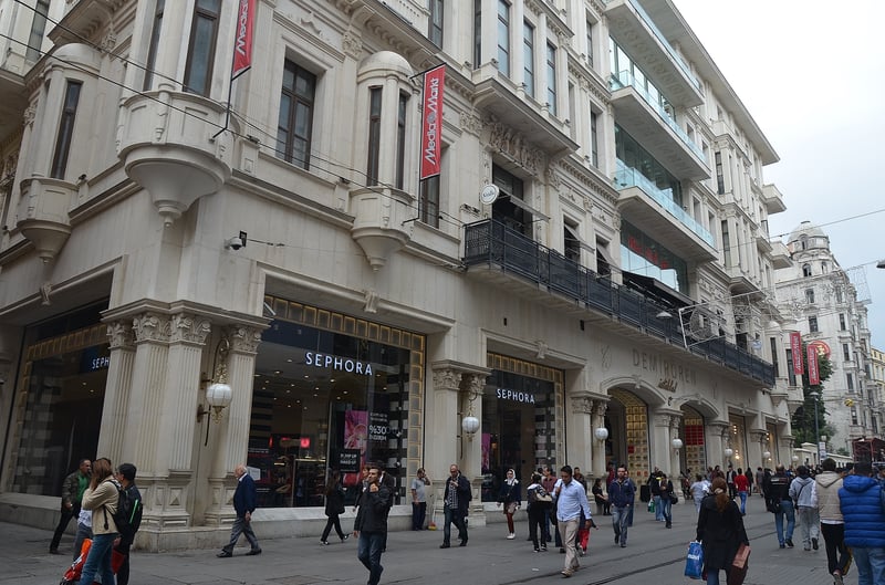 An explosion occurs in Taksim Square in Istanbul, Turkey, killing five people an