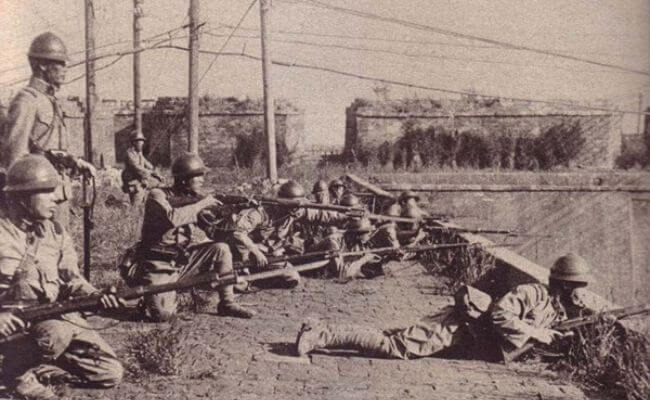 Japanese soldiers taking positions during the Mukden Incident